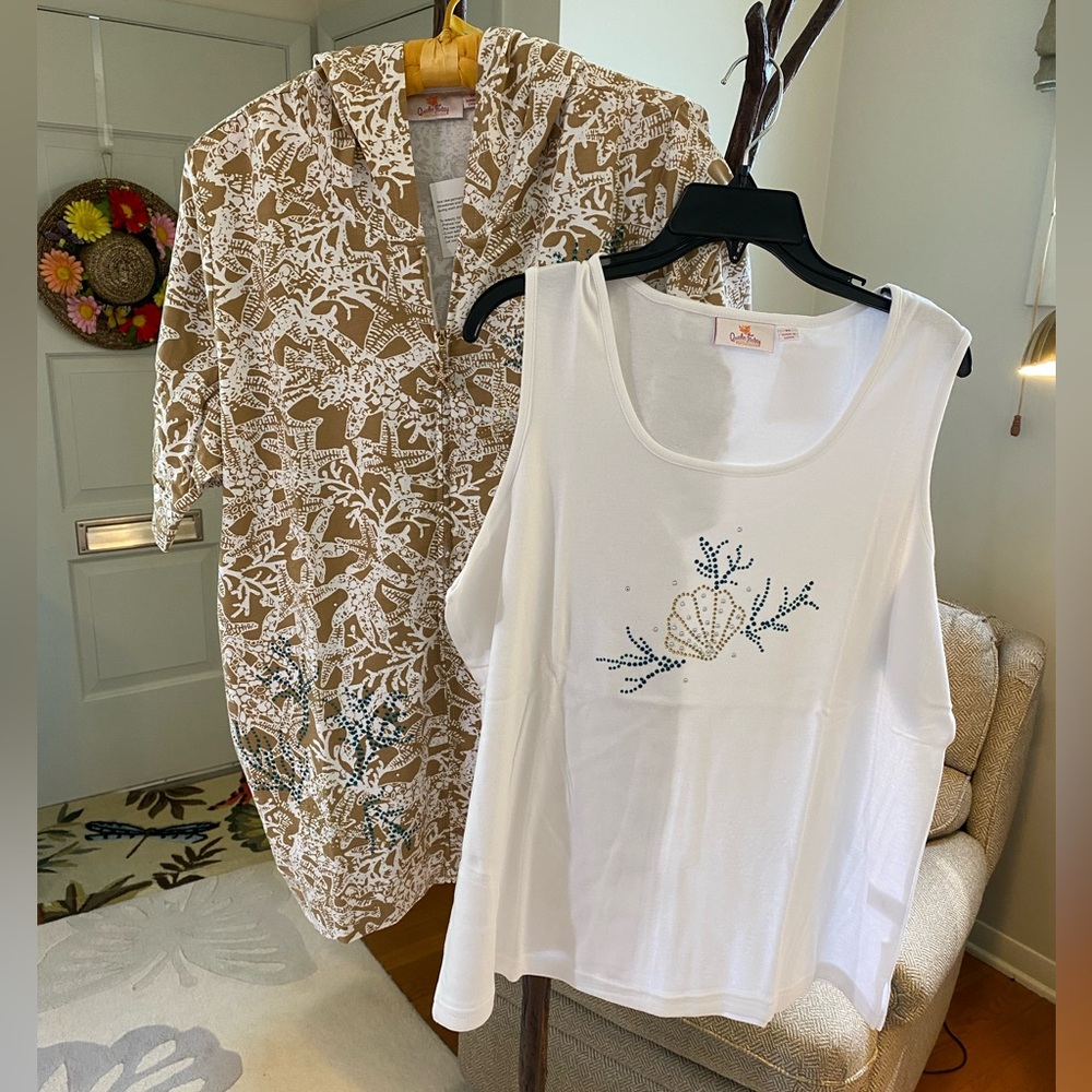 Quacker Factory Set 1X
Seashell theme 
White tank & short sleeve hooded jacket